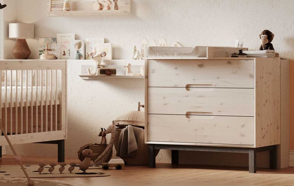 Drewniana komoda Adam – biała, funkcjonalna do dziecięcego pokoju