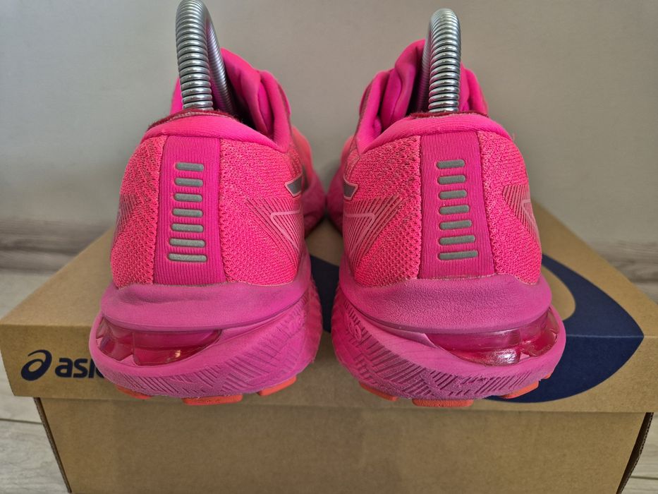 Buty damskie do biegania Asics GT-2000  rozmiar 40,5.