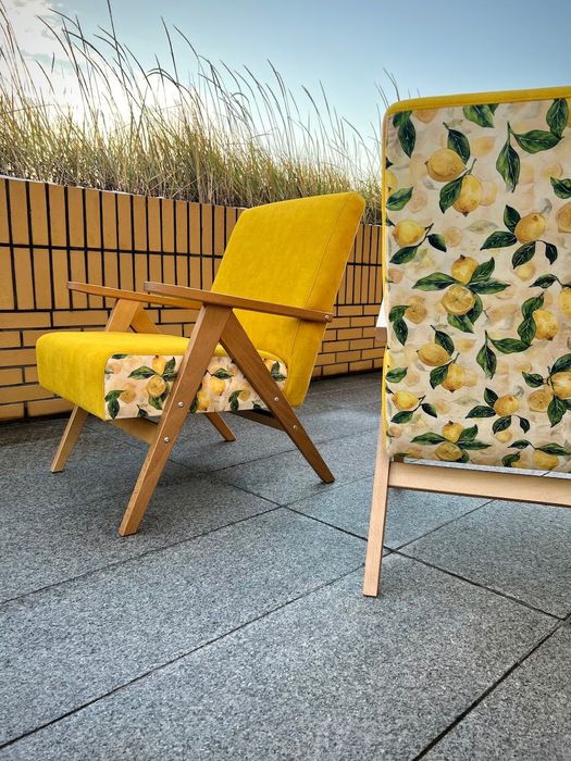 Fotel minimalistyczny z drewnianymi podłokietnikami