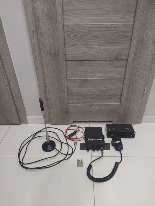 CB Radio Midland Alan 109 z anteną i kieszenią.