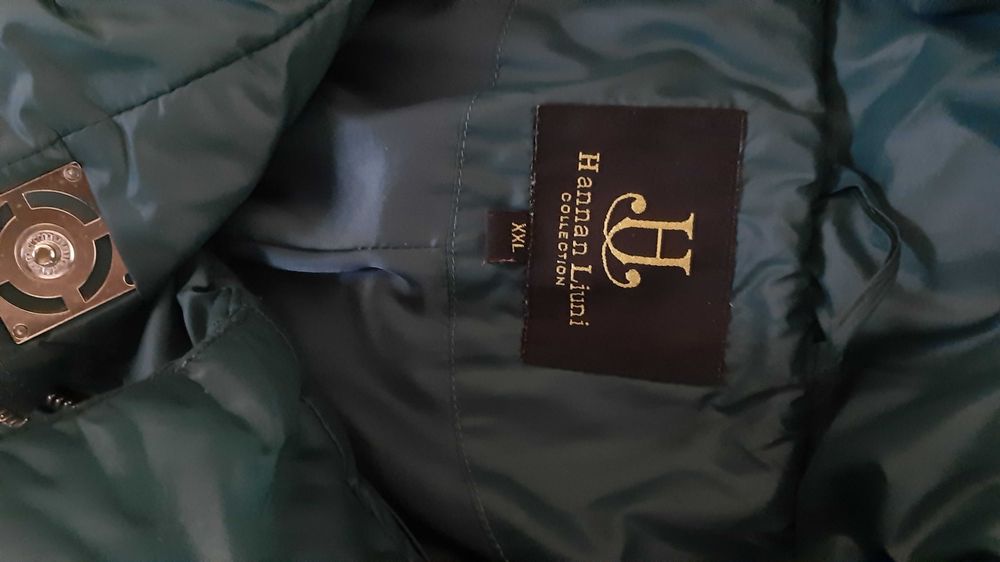 Куртка подовженна на осінь не промокає.