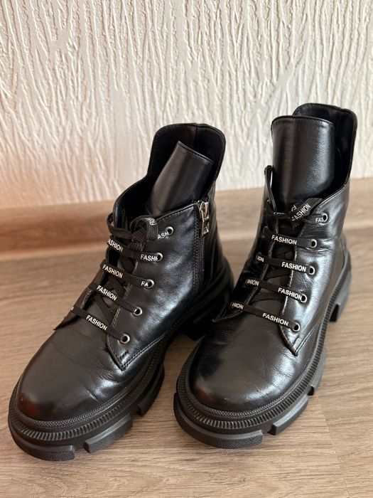 Чорні шкіряні ботинки
