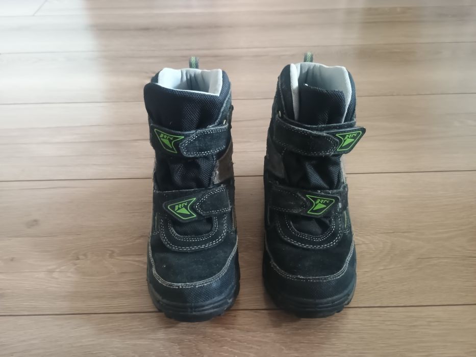 Buty zimowe śniegowce Bartek rozmiar 36 .
Stan dobry, do odświeżenia