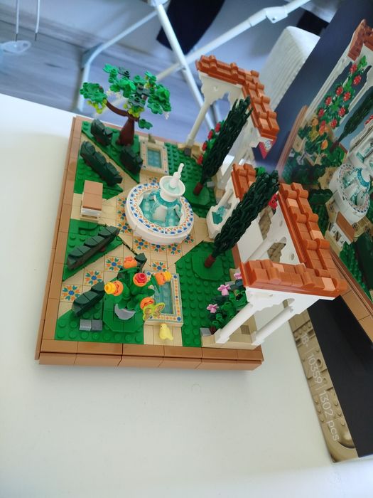 LEGO icons fontanna w ogrodzie