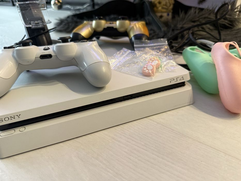 Konsola PS4 biala z dwoma padami i grami