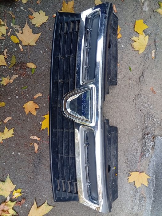 Решетка бампера Дачия Дастер