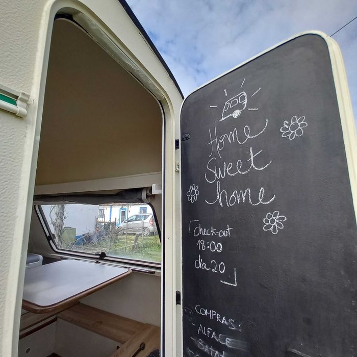 Caravana Vintage Restaurada – Pluma (1991) – 490kg – Pronta a Viajar