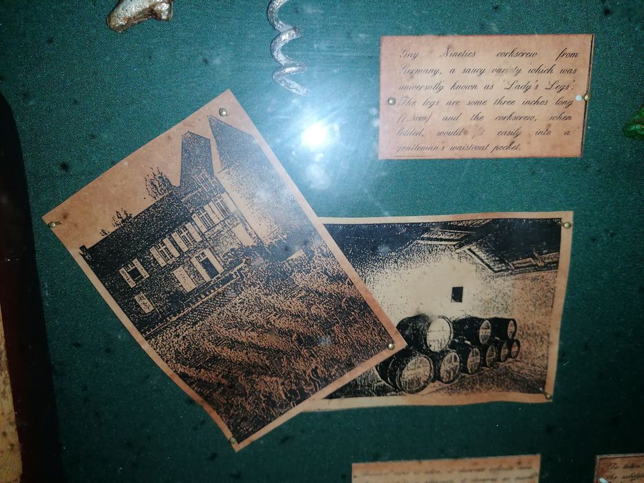 Moldura antiga vinhos tintos história exposição possibilidade de entre
