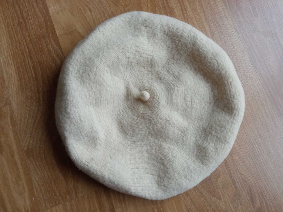 Damski wełniany beret czapka kremowy wełna r 56 TT