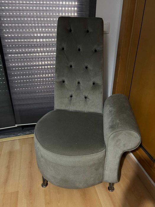 Cadeirão decorativo com encosto alto