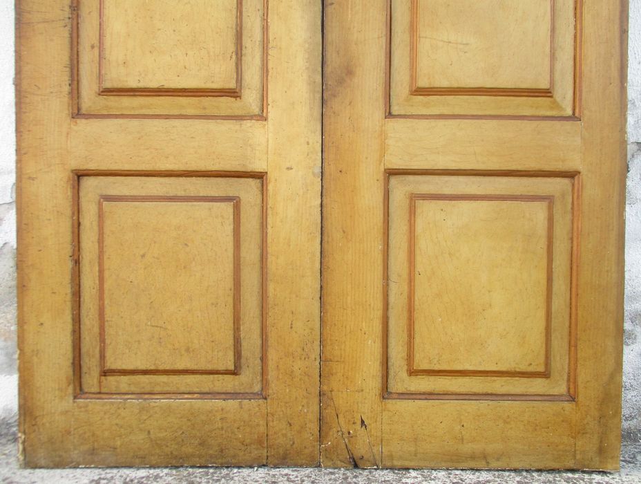 Antigas portas de interior em madeira com pintura