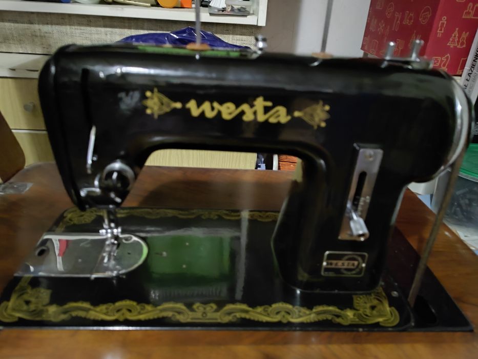 Stara maszyna do szycia w zabudowie