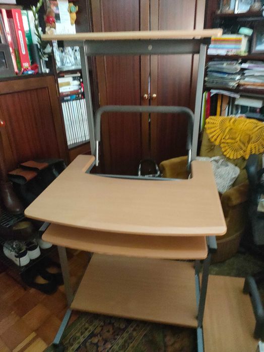Home Office (Secretária de escritório) com rodinhas em bom estado