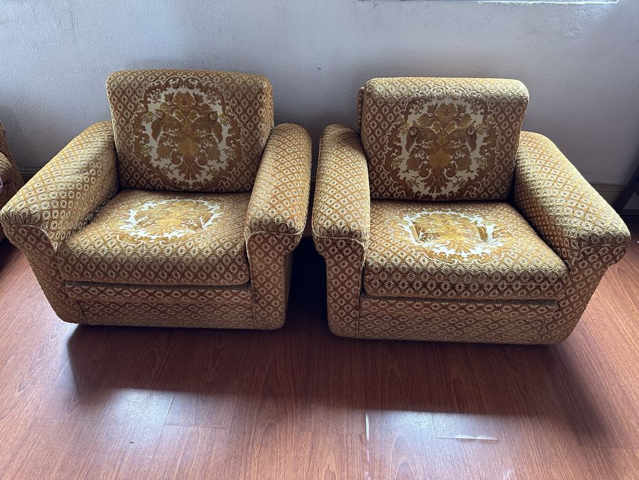 Conjunto com sofá cama, cadeirões e mesa de centro
