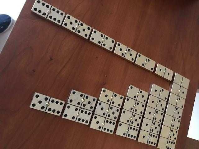 Dominó em metal dourado