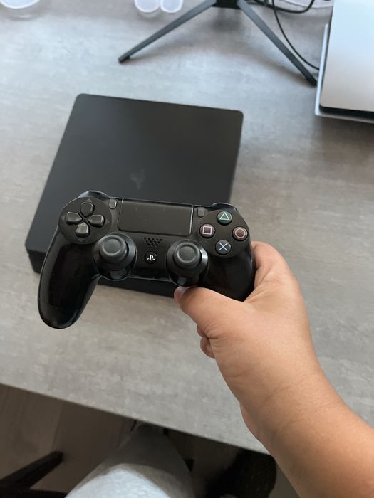PS4 Slim 500 GB + pad | Stan bardzo dobry+gra