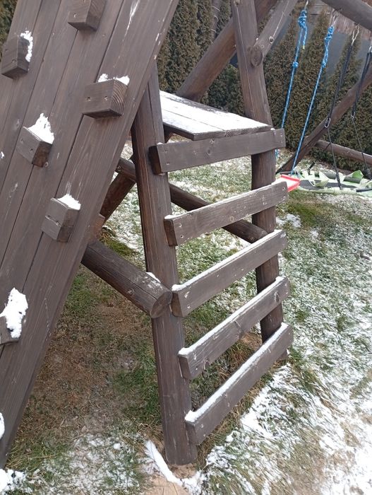 Drewniany plac zabaw