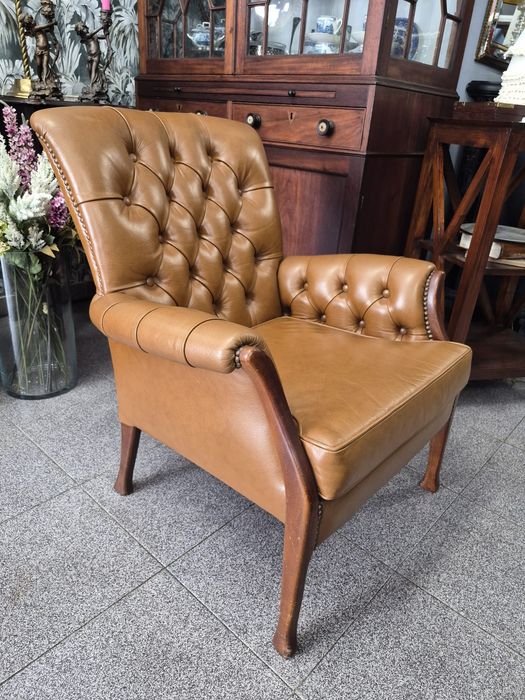 Poltrona Clássica Vintage em Pele Legítima Caramelo (Capitonê)