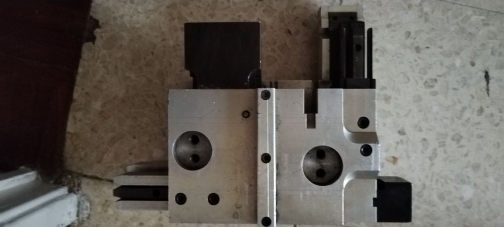 Cabeça de máquina produzir caixilharia metálicas