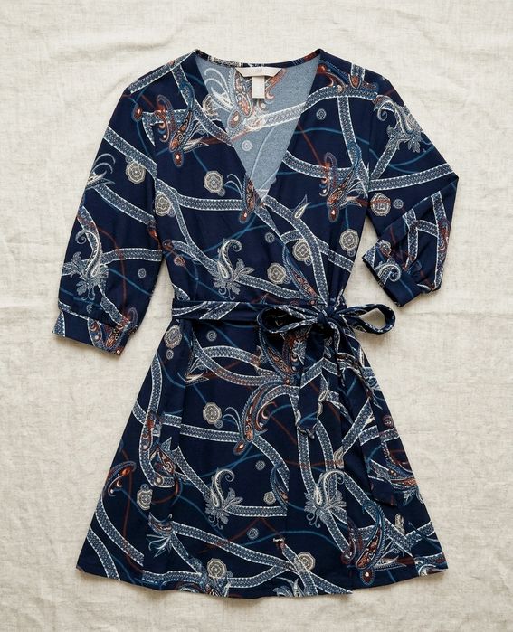 Elegancka sukienka kopertowa H&M wzór paisley, idealna na wiosnę
