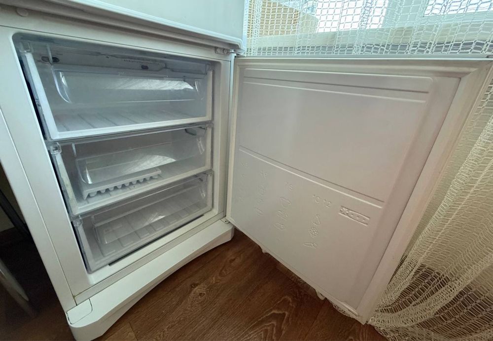 Продам холодильник Indesit