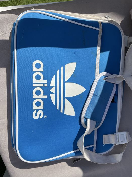 Mochila / mala Adidas em bom estado.