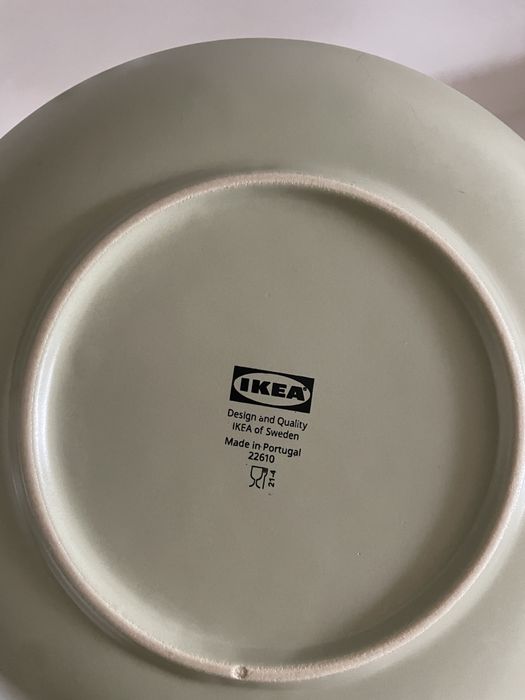 Conjunto loiça cerâmica com pratos, canecas e chávenas