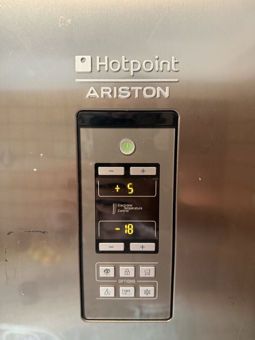 Frigorífico Hotpoint Ariston Inox c/ Painel Digital e Zonas Frescas