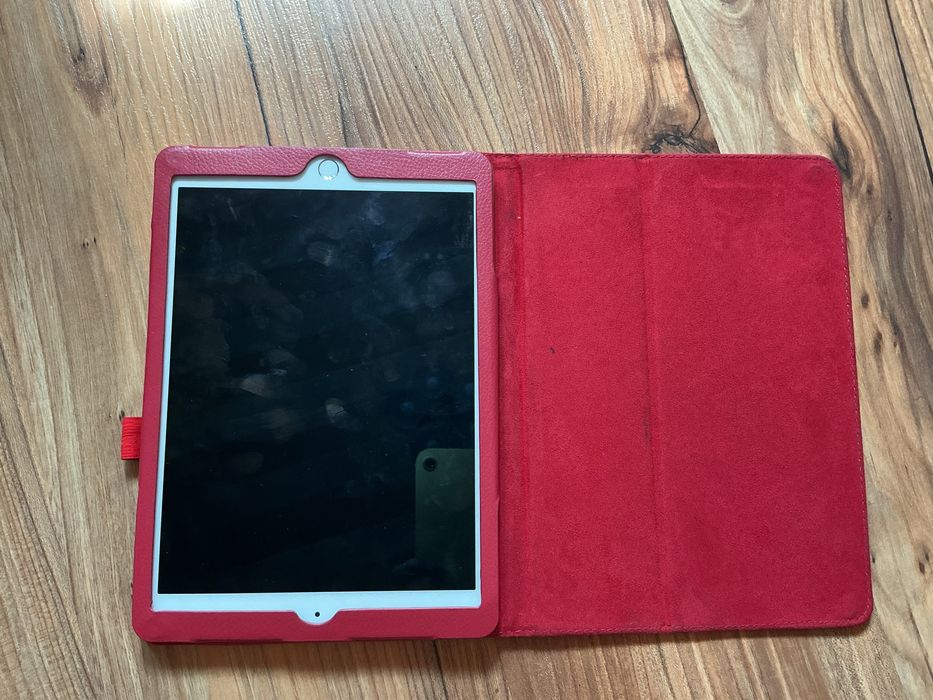 Czerwone etui na ipada apple 9,7 cala