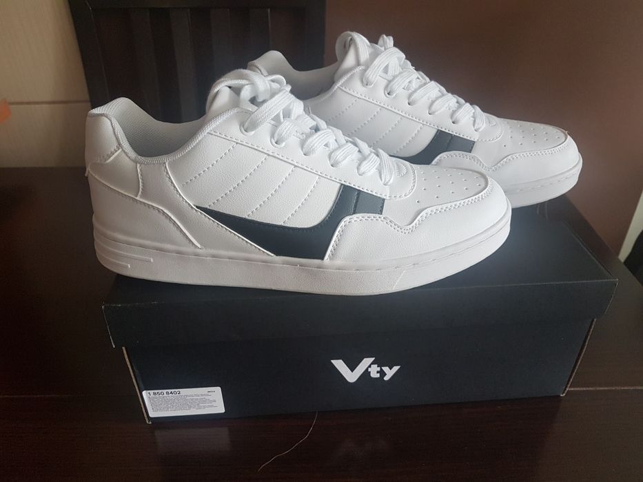 Sprzedam buty  białe sneakery