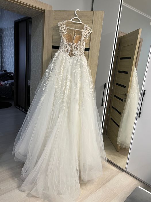 Продам весільну сукню