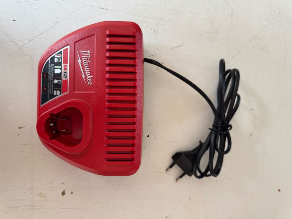 Milwaukee m12 ładowarka