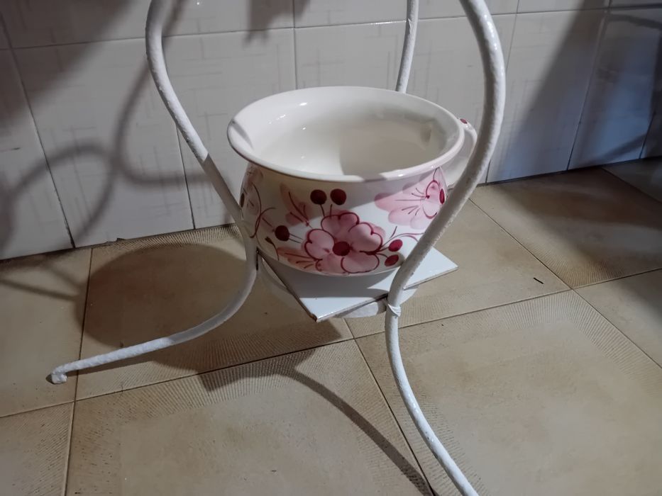 Lavatório em ferro antigo