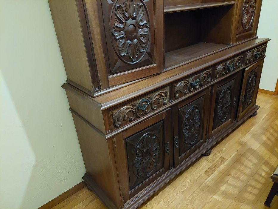 Móvel,mesa e cadeiras de sala de jantar