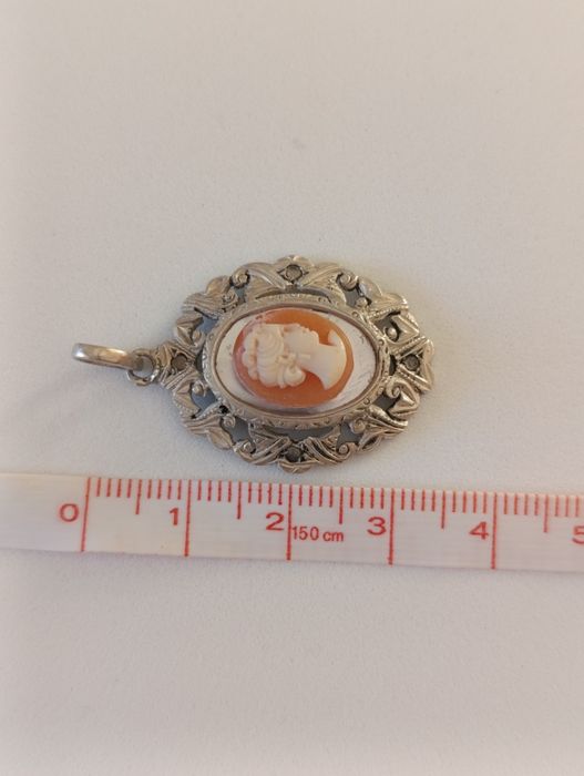 Antiga medalha em prata com camafeu
