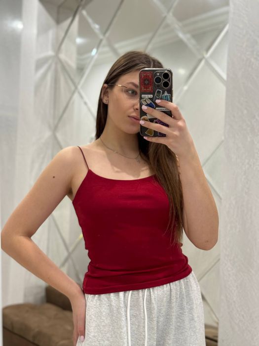 Однотонна жіноча майка на бретельках