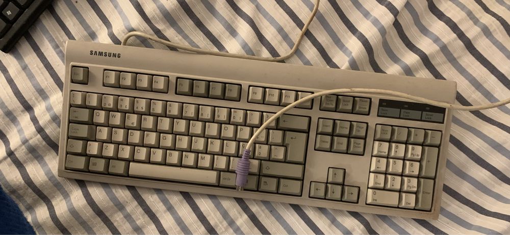 Vários teclados computador