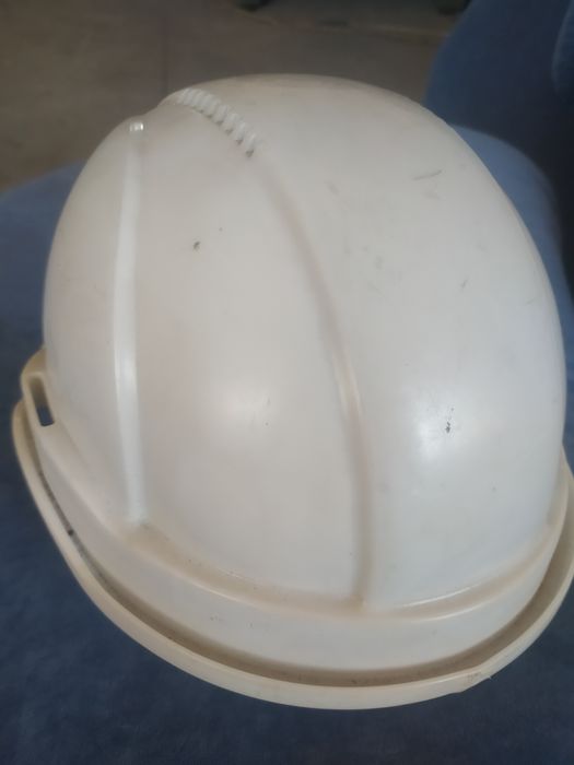 Каска строительная белая в хорошем состоянии