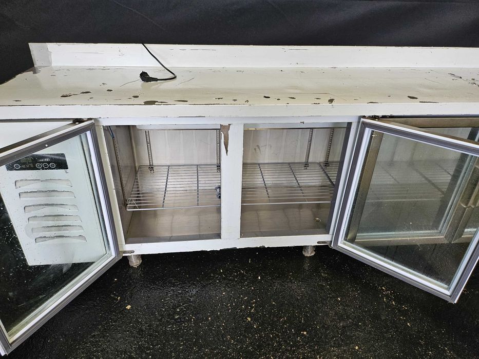 Bancada refrigerada com portas em vidro