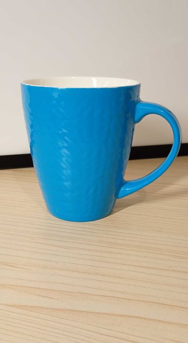 Kubek ceramiczny błękitny, motyw sweterka, prążkowany, 330 ml.
