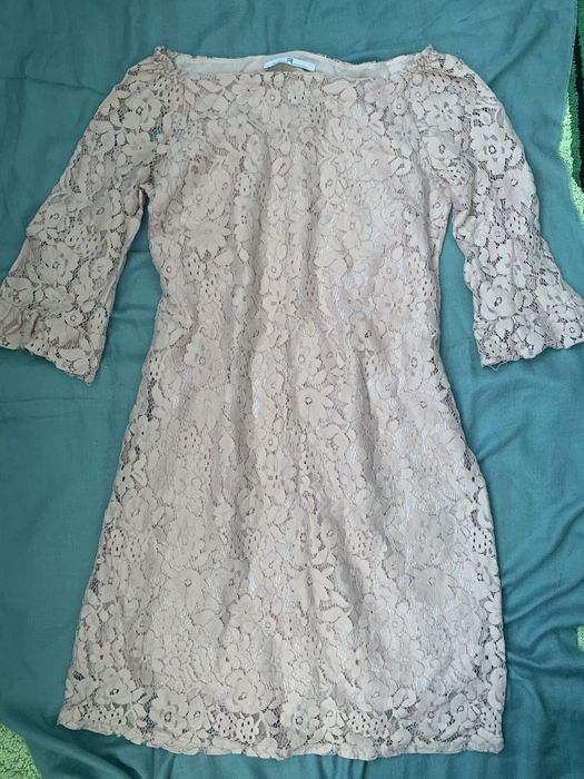 Платье из кружевной ткани пудрового цвета