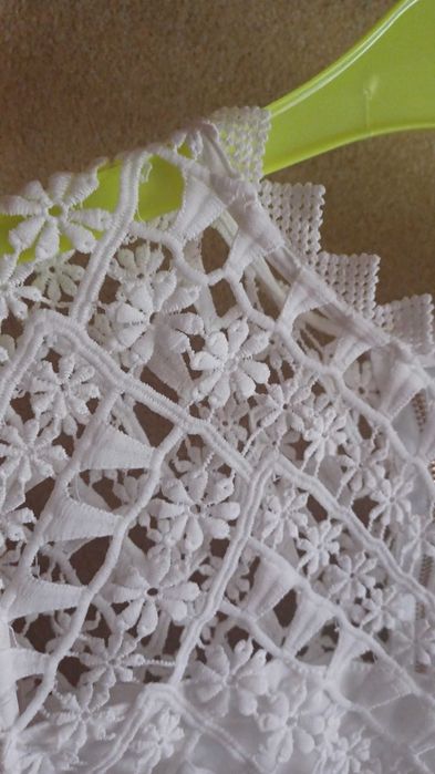 Biała sukienka z grubej koronki