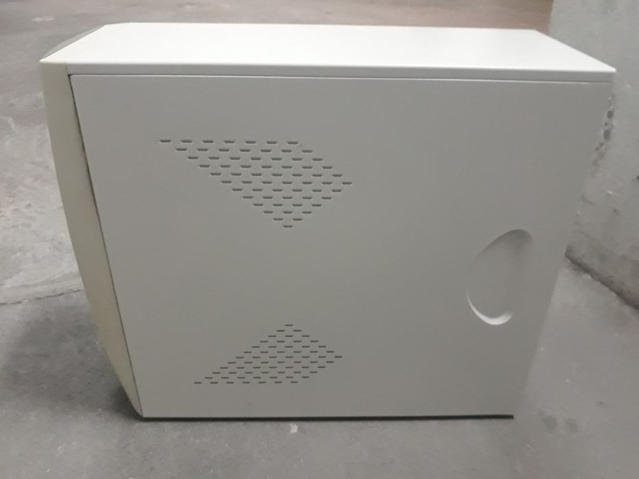 Carcaça de PC desktop com leitor de dvd e disquetes