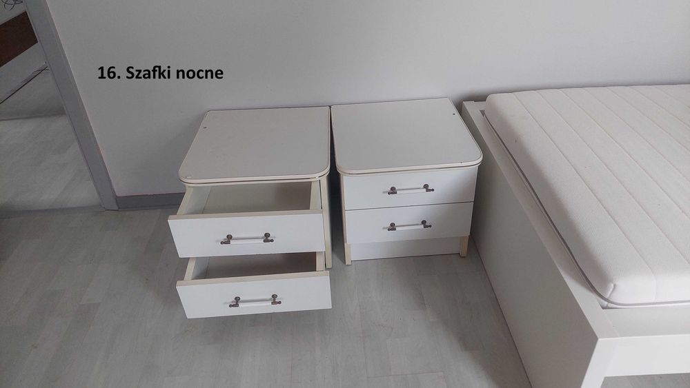 Zestaw mebli - łóżko, stoliki nocne, komoda