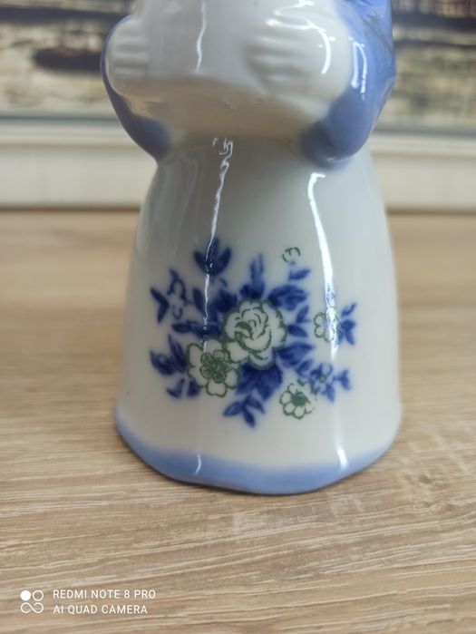 Porcelanowa figurka – świecznik, postać kobiety