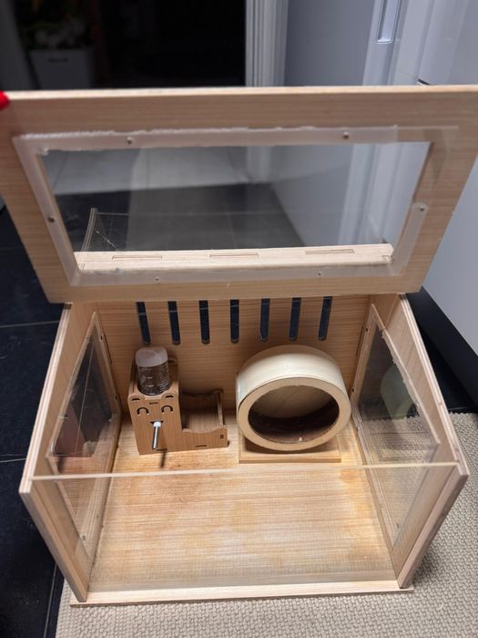 Gaiola em madeira para hamster com oferta de palha e comida