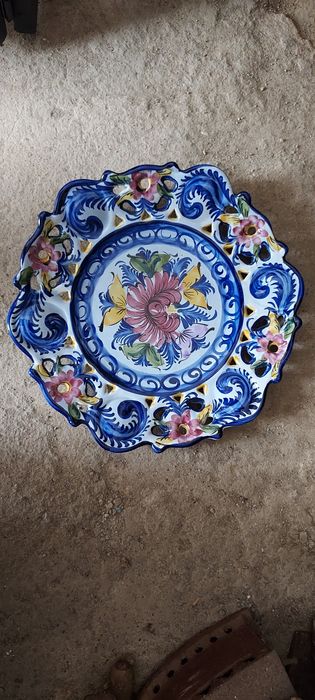 Prato decorativo de parede em cerâmica de Alcobaça
Diâmetro 31cm
Valor 25€