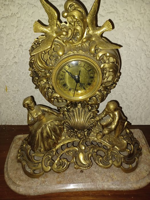 Um relógio vintage muito bom estado