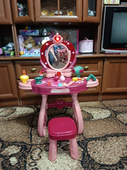 Дитячий туалетний косметичний столик