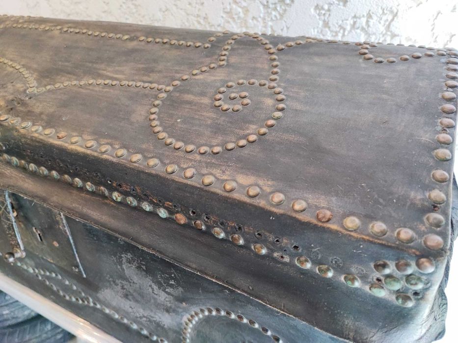 Báu antigo centenário de madeira forrado em pele